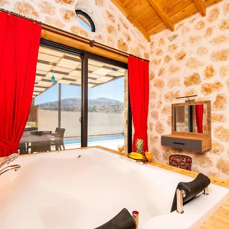 Havuzu Disaridan Goeruenmeyen Jakuzili Oezel Havuzlu Lueks Villa Kalkan