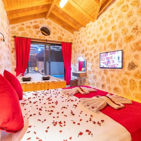 Villa Havuzu Disaridan Goeruenmeyen Jakuzili Oezel Havuzlu Lueks Kalkan