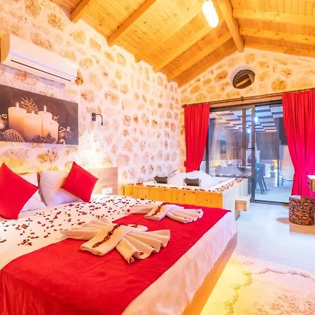 Havuzu Disaridan Goeruenmeyen Jakuzili Oezel Havuzlu Lueks Villa Kalkan