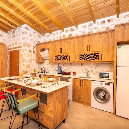 Villa Havuzu Disaridan Goeruenmeyen Jakuzili Oezel Havuzlu Lueks Kalkan