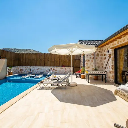 Havuzu Disaridan Goeruenmeyen Jakuzili Oezel Havuzlu Lueks Villa Kalkan